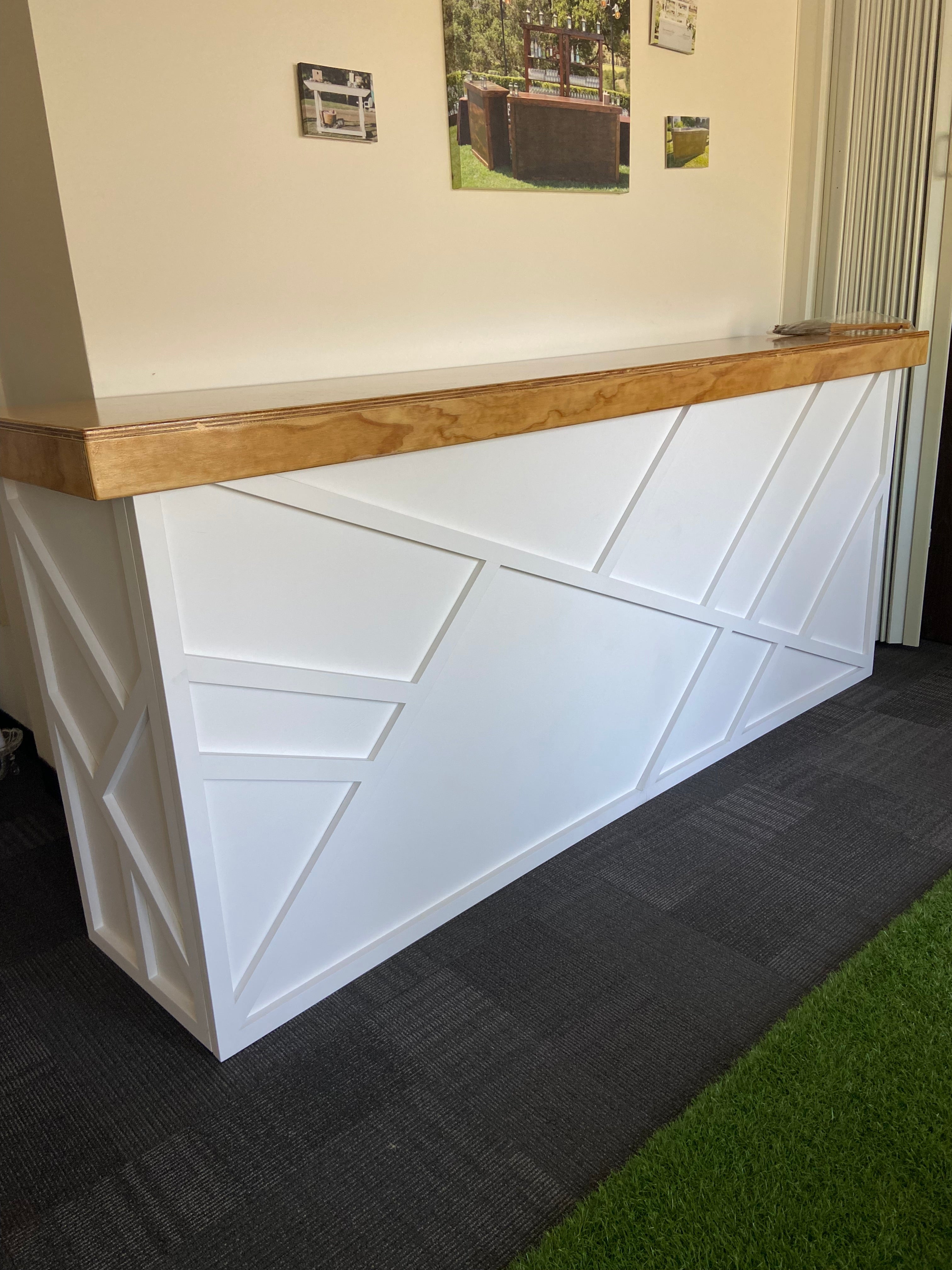 Natural White Geometric Bar